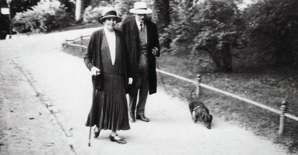 <span data-original-title="Meet the Artist">Meet the Artist</span>